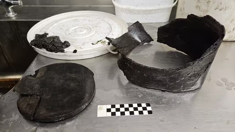 Partes de um instrumento de pesagem de grãos - o primeiro a ser encontrado nos Países Baixos — Foto: Divulgação/Município de Alkmaar