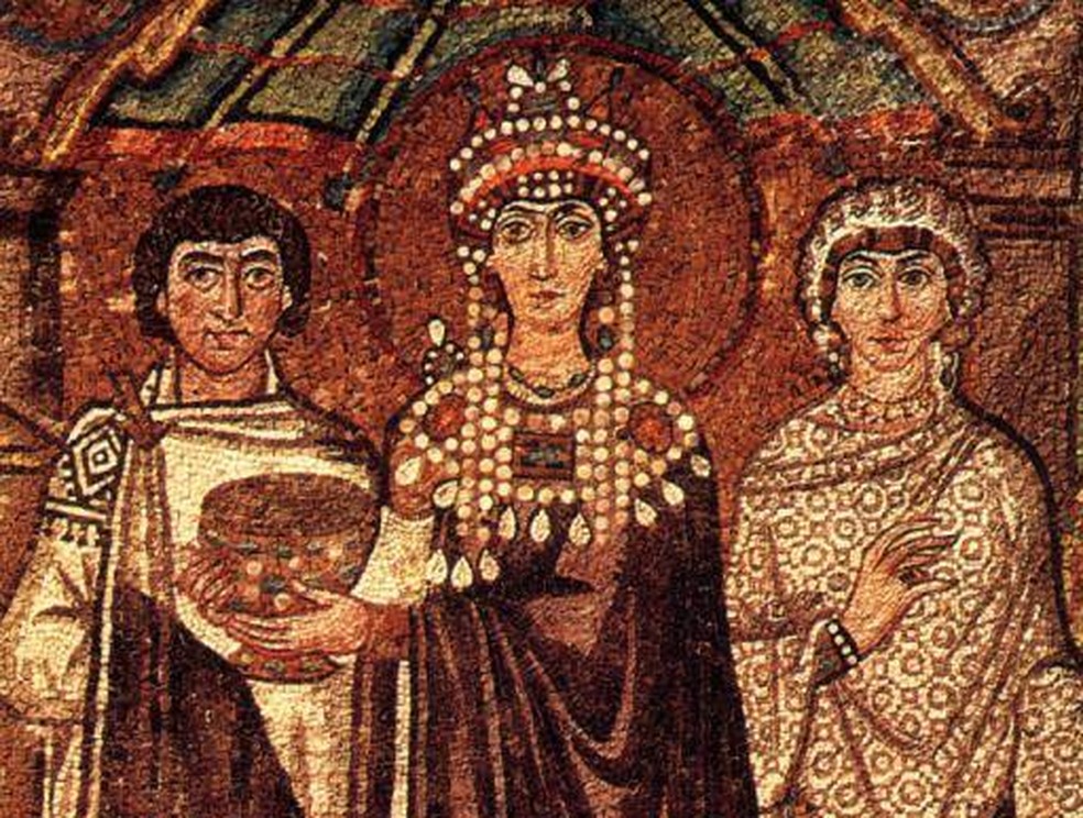 Um retrato da Imperatriz Teodora do século VI vestindo um manto roxo do pigmento encontrado — Foto: Domínio Público