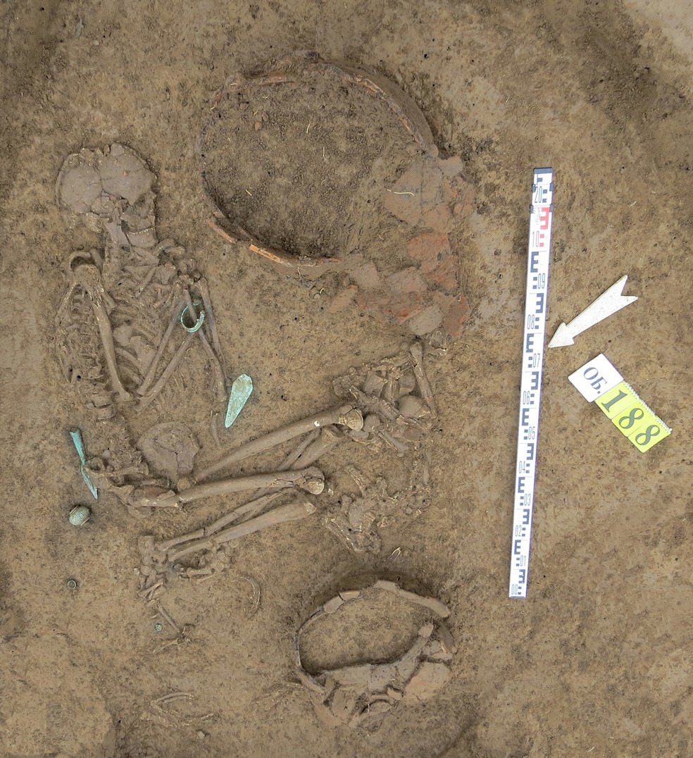 Corpo enterrado com armas na Chechênia — Foto: RAS