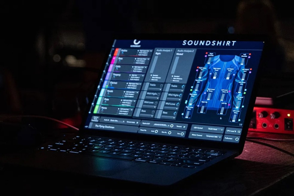 A SoundShirt permite que o público sinta as vibrações correspondentes da música na Ópera Lírica de Chicago em tempo real — Foto: Ópera Lírica de Chicago