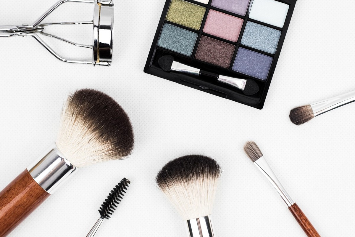 Why and how often do I need to wash my makeup brushes and sponges?  |  Sciences
