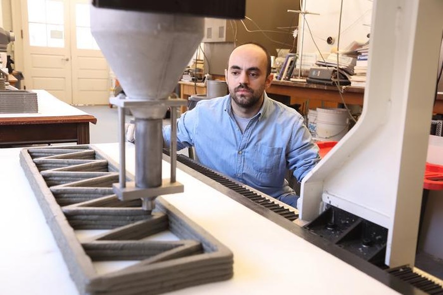 O estudante de doutorado Ugur Kilic, da Universidade da Virgínia, criou um modo sustentável de impressão 3D