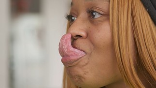 Chanel Tapper alcançando o nariz com a língua — Foto: Guinness World Records