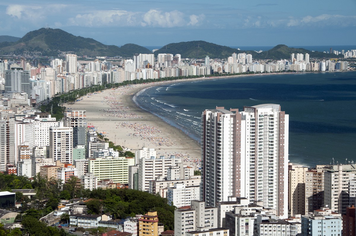 Santos exporta mais microplásticos ao oceano do que retém em suas praias e canais