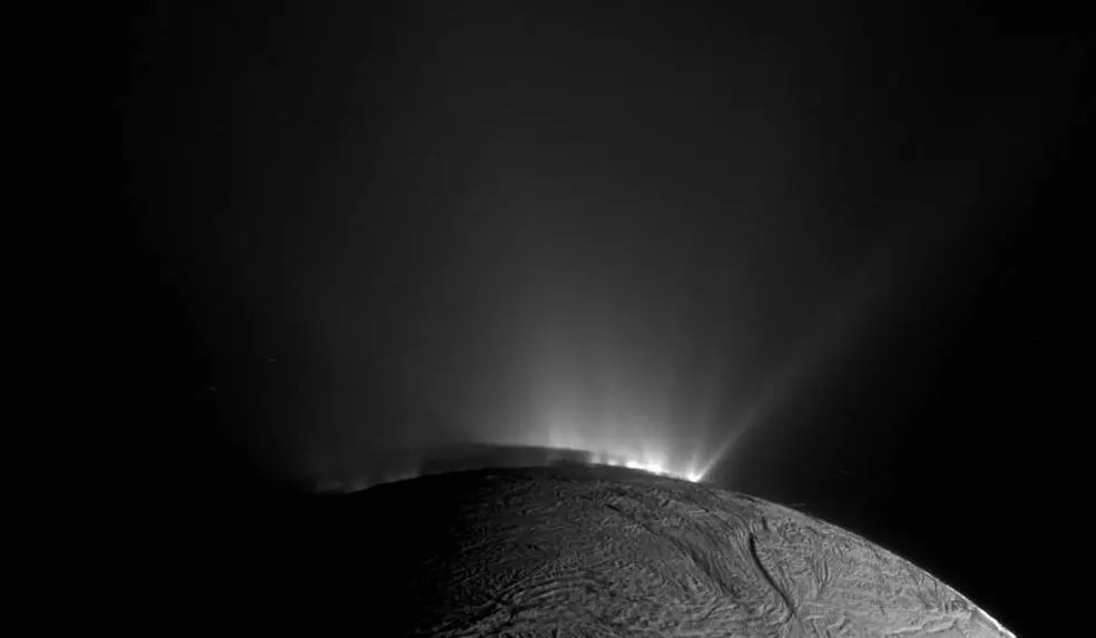 A sonda Cassini da Nasa capturou esta imagem de Encélado em 30 de Novembro de 2010 — Foto: NASA/JPL-Caltech/Space Science Institute