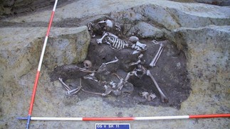Esqueletos SK 2, SK 3 e SK 4 no poço SU 233/234 durante diferentes fases de escavação — Foto: M. Novak et al.