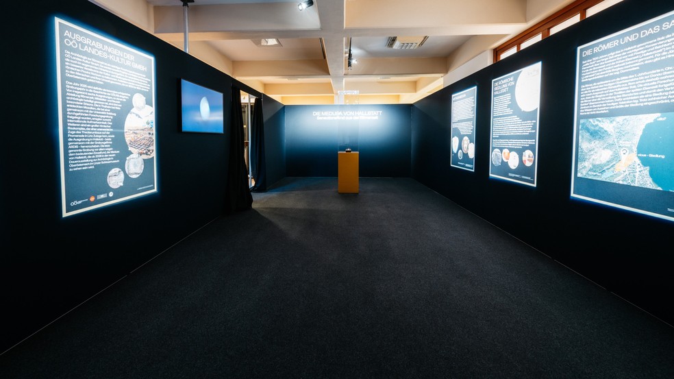 Exposição traz detalhes da descoberta da Medusa de Hallstatt — Foto: Divulgação