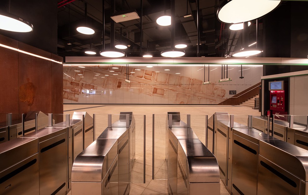 O projeto da nova estação de metrô prevê que os visitantes poderão percorrer uma passarela que se estenderá por todo o sítio arqueológico, oferecendo uma vista aérea e de perto dos quartéis reconstruídos — Foto: Divulgação/Metro C