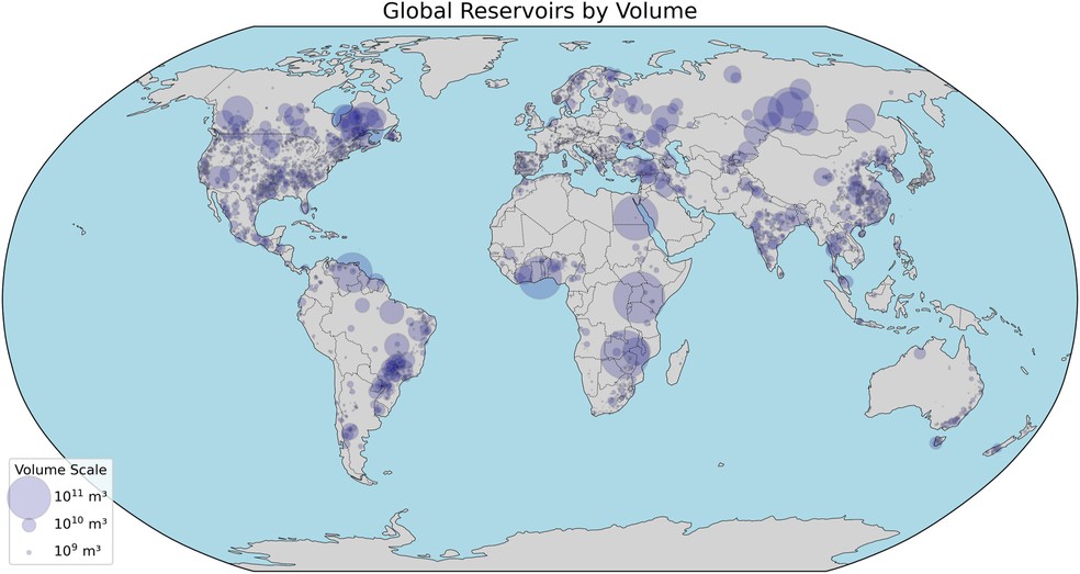 Área de 6.862 reservatórios artificiais, conforme o banco de dados adotado no estudo. O tamanho dos símbolos é proporcional ao logaritmo da capacidade dos reservatórios. — Foto: J. X. Mitrovica et.al