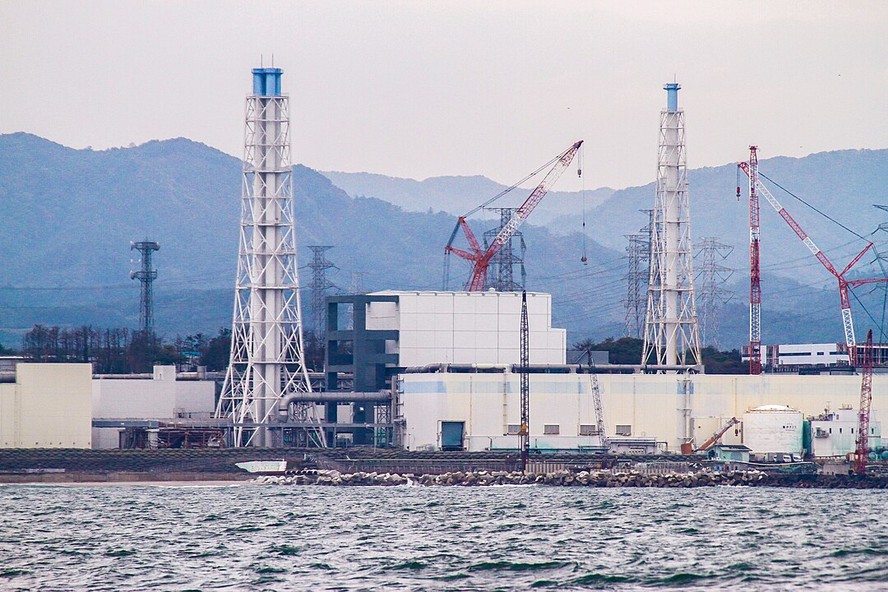 A central nuclear danificada de Fukushima Daiichi vista durante uma viagem de barco para amostragem de água do mar em 7 de novembro de 2013
