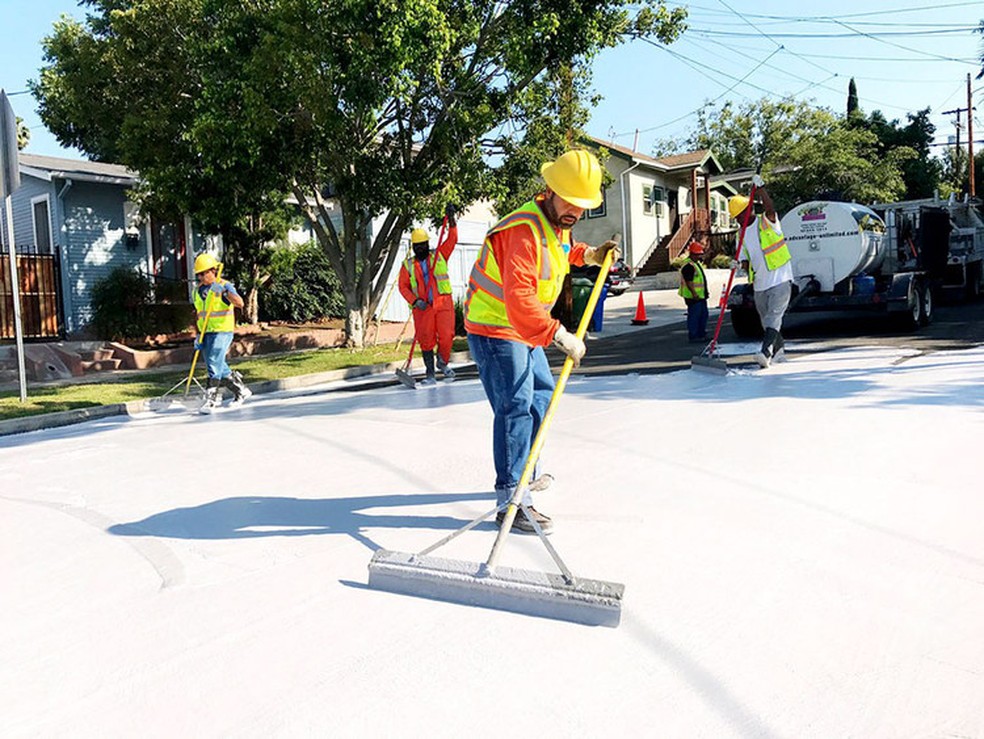 Nos Estados Unidos, ruas foram pintadas de branco na tentativa de mitigar os efeitos das altas temperaturas — Foto: Divulgação/Departamento de Serviços Públicos de Rua da Cidade de Los Angeles