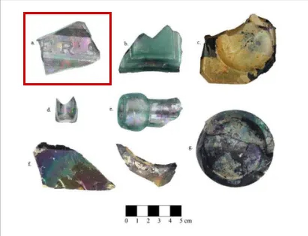 Fragmentos de vidro encontrados durante a escavação — Foto: Serviço Nacional de Parques