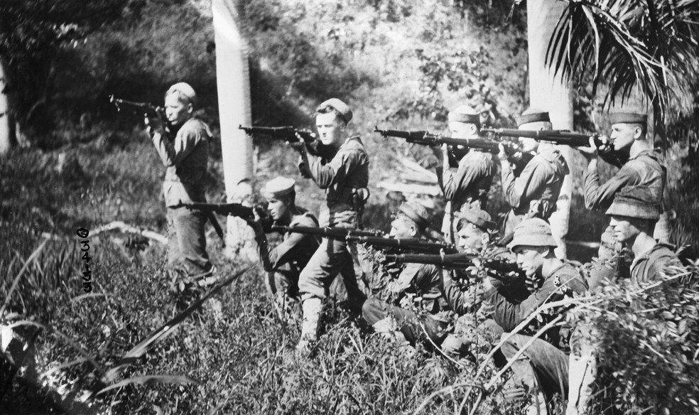 Fuzileiros navais e marinheiros do USS Washington desembarcam para a captura de Porto Príncipe, Haiti, em 1915 — Foto: Wikimedia Commons