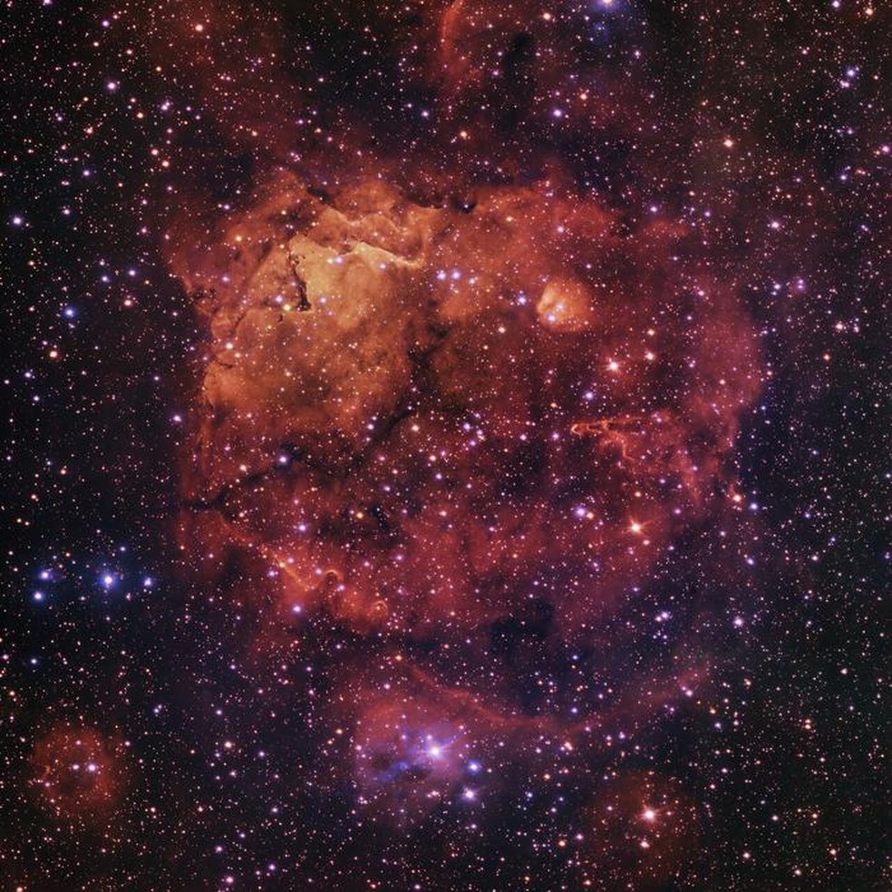 Imagem da nebulosa Sh2-284 capturada pelo telescópio de pesquisa VLT no Observatório do Observatório Europeu do Sul no Chile — Foto: Equipe ESO/VPHAS+. Reconhecimento: CASU