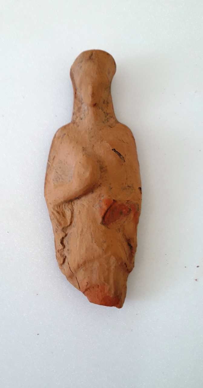 Estatueta com forma humana de mulher descoberta nas escavações na Grécia — Foto: Ministério de Cultura da Grécia
