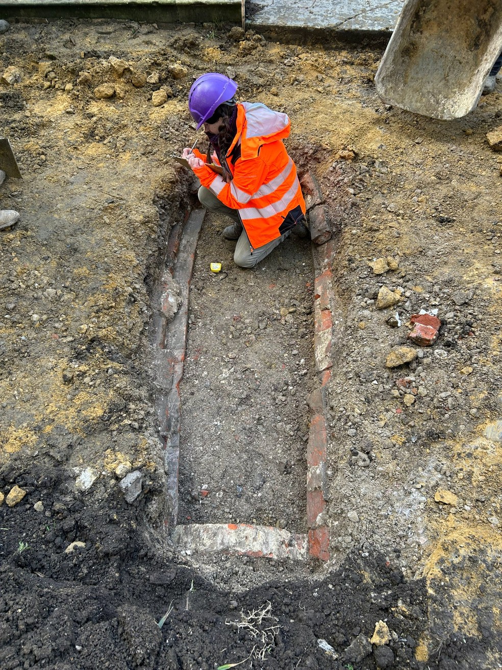 Descoberta foi feita sob as pedras da praça central de Canterbury, no sul da Inglaterra — Foto: Canterbury Archaeological Trust/Facebook