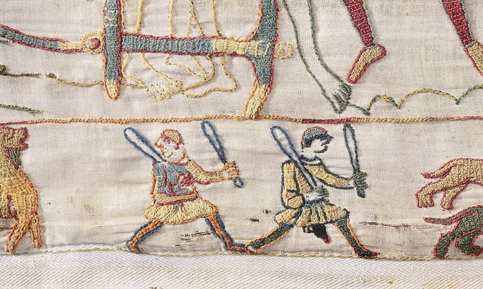 Os dois historiadores discordam sobre o que representa a forma negra que emerge da túnica desta figura — Foto: Museu de Bayeux