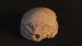 Verso do selo de Tel Azeka em forma de escaravelho — Foto: Emil Aladjem/Autoridade de Antiguidades de Israel