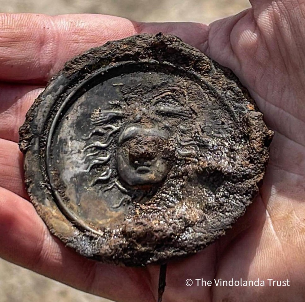 Medalha da Medusa descoberta no sítio arqueológico inglês de Vindolanda — Foto: The Vindolanda Trust/Reprodução/Facebook