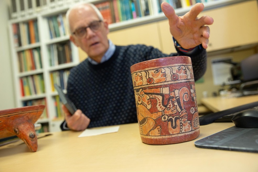 David Lentz com uma cerâmica com a antiga iconografia maia — Foto: Andrew Higley/Marketing + Marca UC