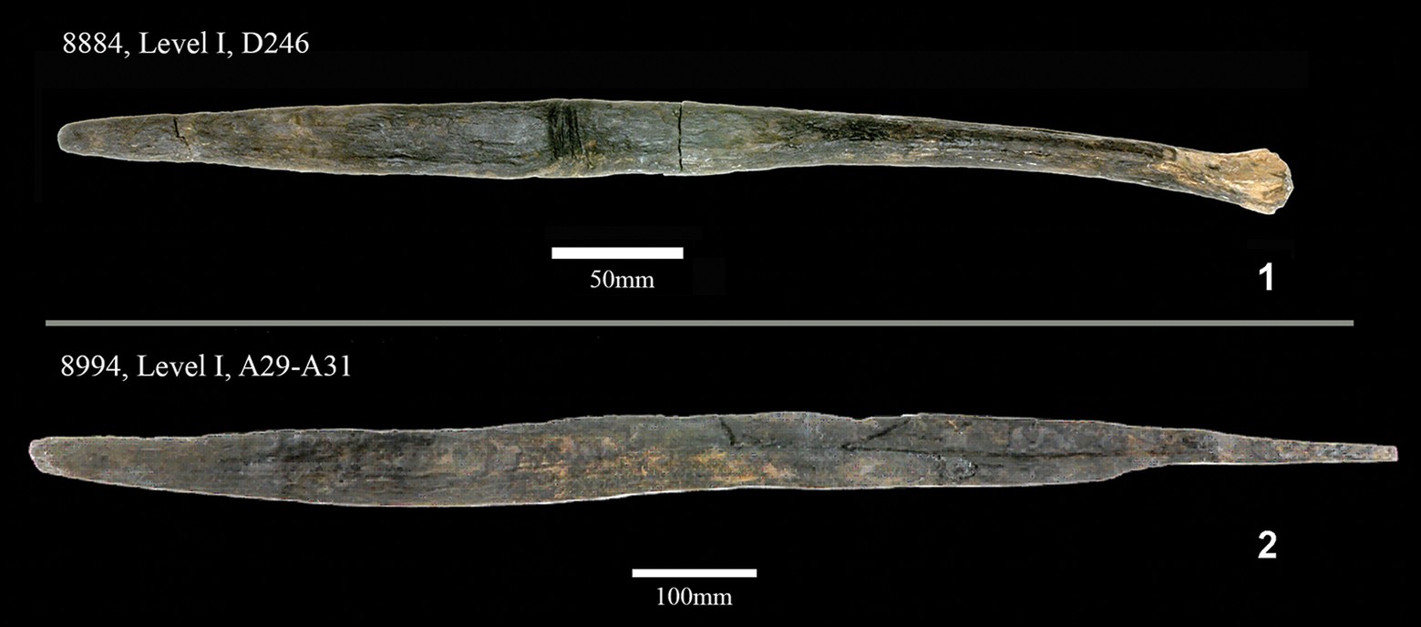 Utensílios de madeira que serviam como "espadas de tecelagem" de La Marmotta  — Foto: Museo delle Civiltà-Mario Mineo 