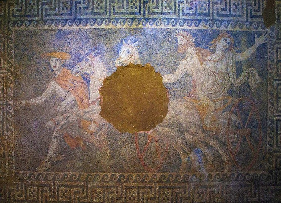 Mosaico representando o rapto de Perséfone por Hades, que mostra o espaço da provável estátua desaparecida — Foto: Wikimedia Commons