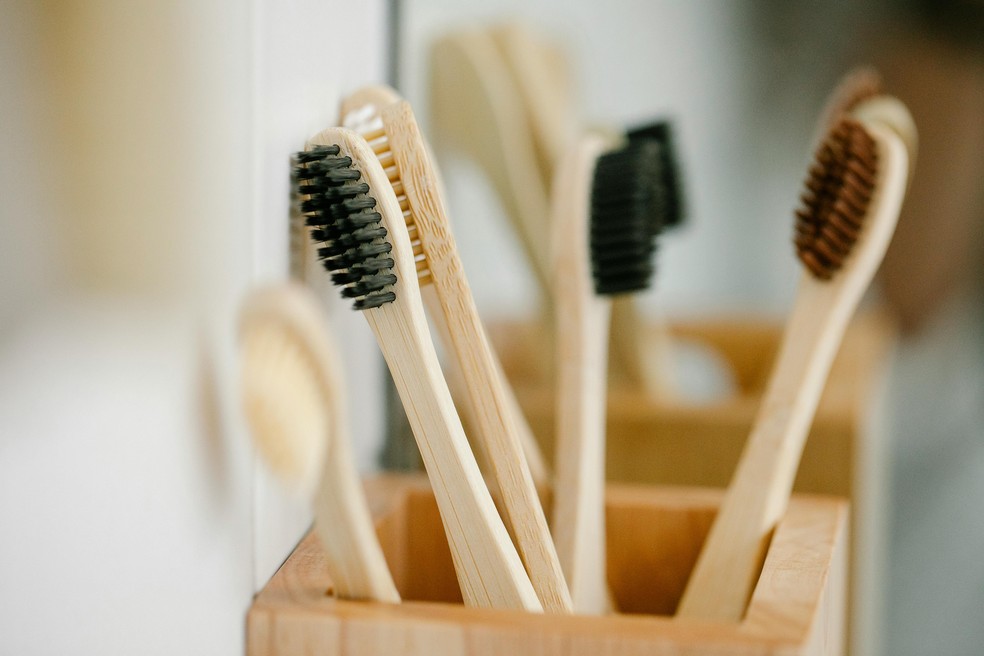 A maioria dos dentistas concorda que você deve trocar sua escova dental a cada três meses ou quando as cerdas deformarem — Foto: Pexels