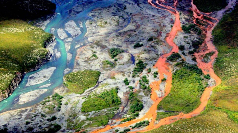 Vista aérea do rio Kutuk, cor de ferrugem, no Parque Nacional Gates of the Arctic, no Alasca. O degelo do permafrost expõe os minerais ao intemperismo, aumentando a acidez da água, que libera metais como ferro, zinco e cobre. — Foto: Ken Hill/National Park Service