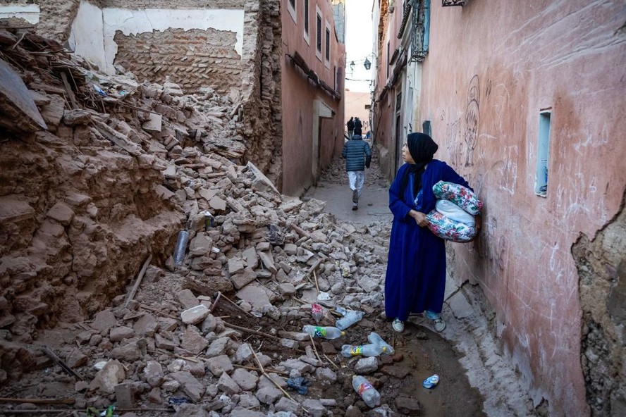 Escombros de um edifício em Marrakech, onde muitos moradores precisaram fugir de suas casas no meio da noite