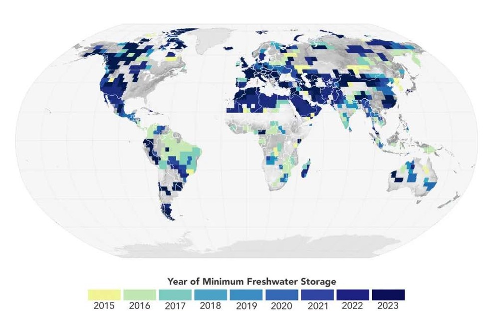 Este mapa mostra os anos em que o armazenamento de água terrestre atingiu um mínimo de 22 anos (ou seja, a terra estava mais seca) em cada local, com base em dados dos satélites GRACE e GRACE/FO. Uma porção significativamente grande da superfície terrestre global atingiu esse mínimo nos nove anos desde 2015, que são os nove anos mais quentes no registro moderno de temperatura — Foto: Imagem do Observatório da Terra da NASA/Wanmei Liang com dados cortesia de Mary Michael O'Neill