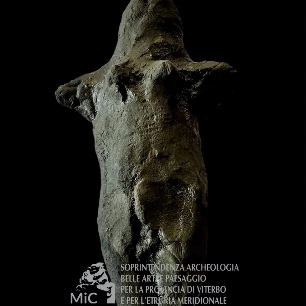 Pesquisadores acreditam que a pequena escultura tenha sido usada como oferenda em rituais religiosos — Foto: Reprodução/Facebook/Soprintendenza Archeologia Belle Arti Paesaggio Etruria Meridionale