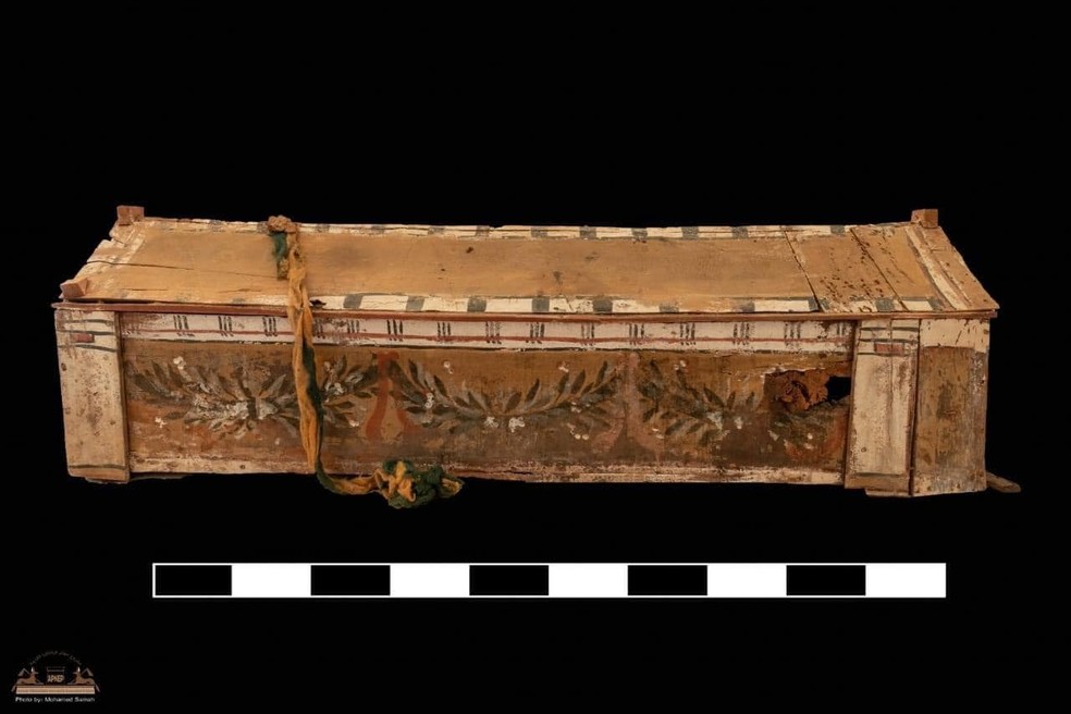 Caixão de madeira detalhado encontrado nas tumbas de Gerza — Foto: Ministério do Turismo e Antiguidades do Egito