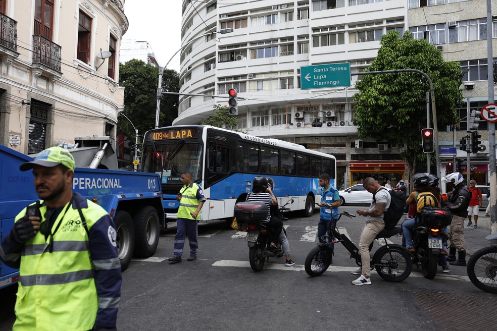 Durante operação policia contra o Comando Vermelho, bandidos renderam motorista da linha 409 na Rua do Riachuelo, na Lapa, e obrigaram a atravessar na via, levando a chave — Foto: Fernando Frazão/Agência Brasil