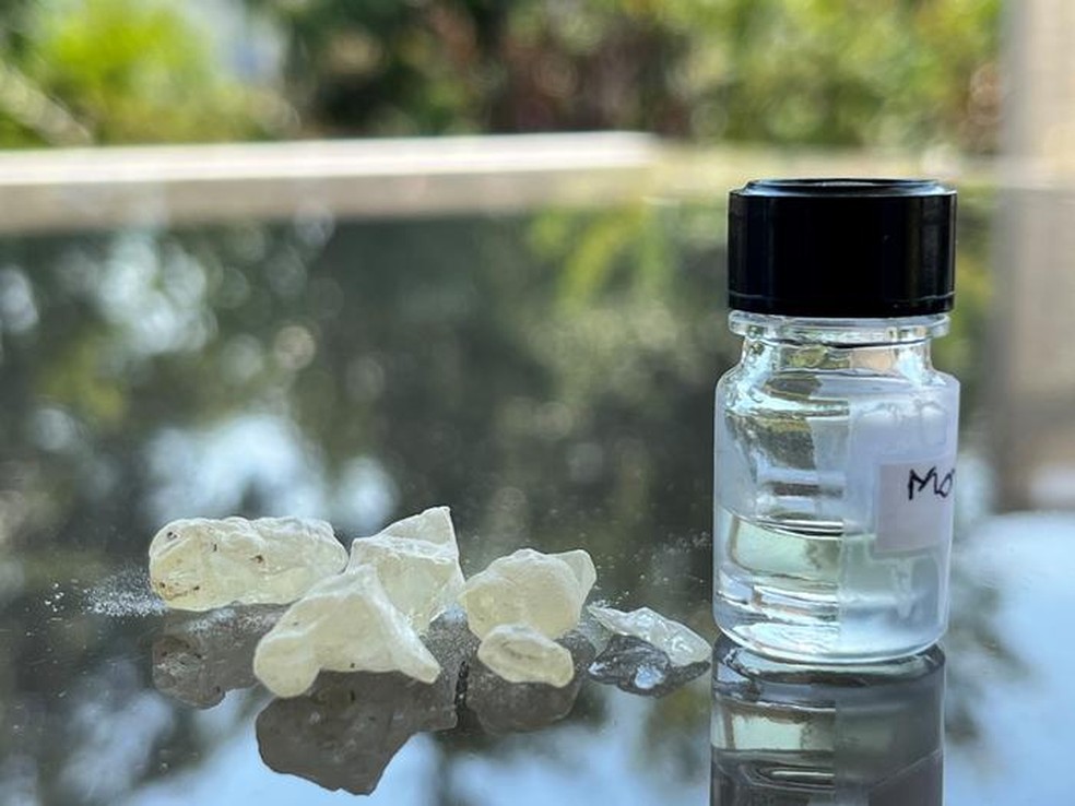 Resina dammar, ingrediente do embalsamamento, ao lado de um frasco do antigo perfume recriado pela perfumista Carole Calvez com base em análises científicas — Foto: Bárbara Huber