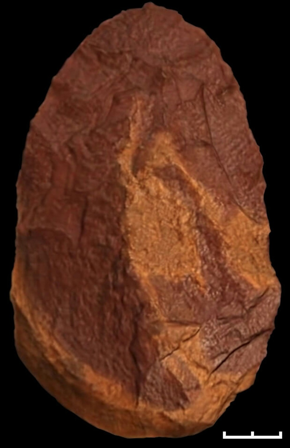 O biface Excalibur, única ferramenta talhada encontrada na Sima de los Huesos, feita de quartzito vermelho e amarelo, exposta no Museu da Evolução Humana de Burgos — Foto: Wikimedia Commons