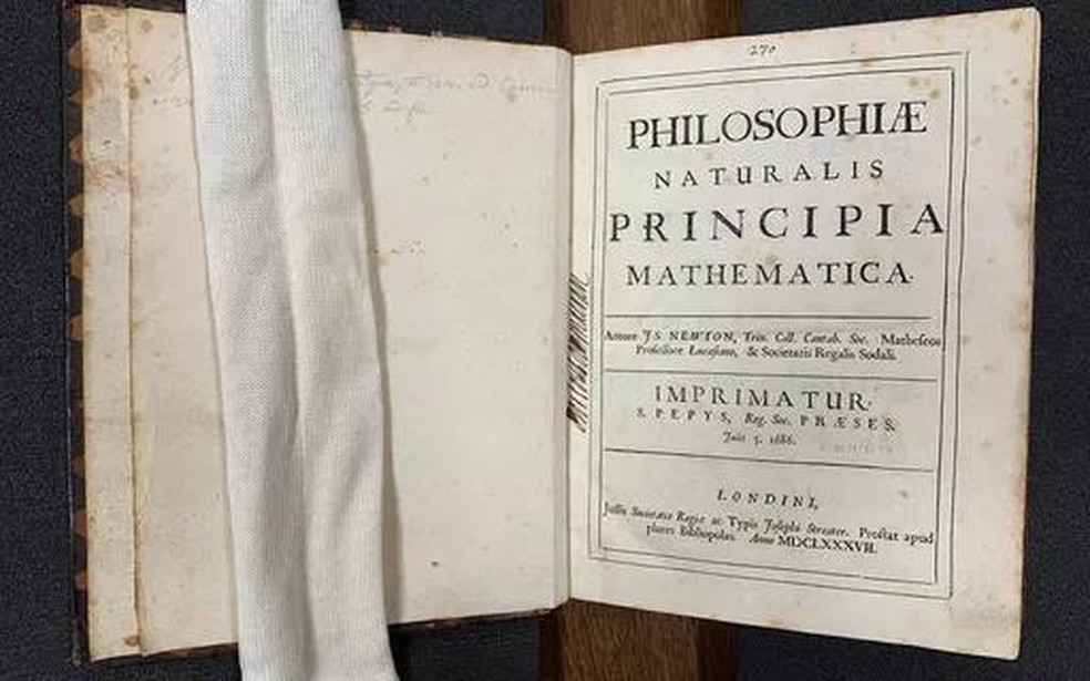 Cientistas encontram centenas de cópias de "Principia", de Isaac Newton — Foto: Galileu