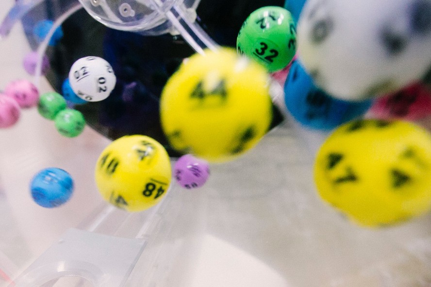 Matemáticos britânicos apontaram como é possível ganhar em loteria do Reino Unido com 27 bilhetes