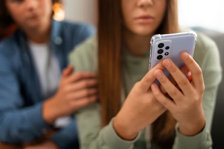 Adolescentes usando smartphones em ambiente escolar