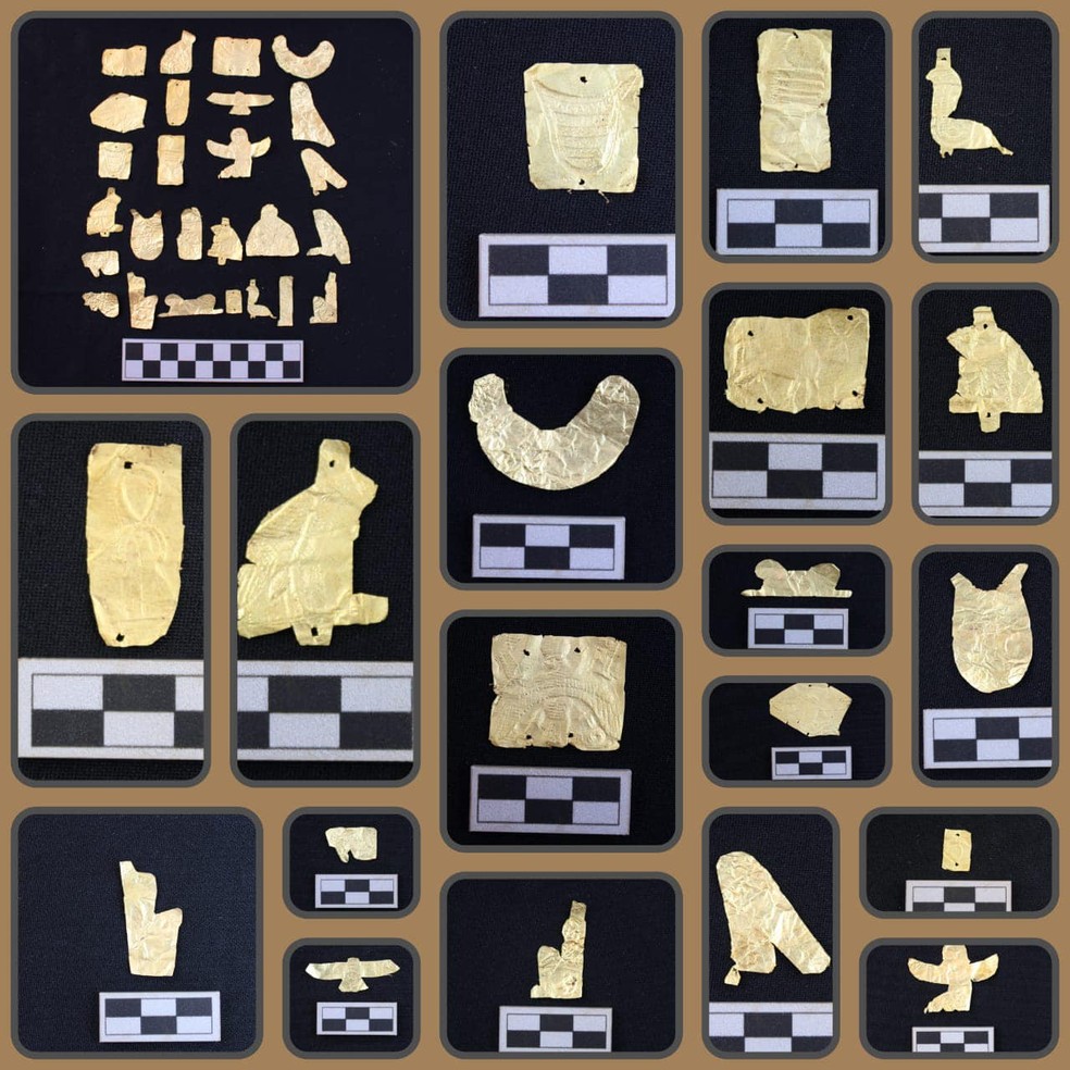 Objetos de folhas de ouro escavados na cidade de New Damietta, no Egito — Foto: Ministry of Tourism and Antiquities/Reprodução/Facebook