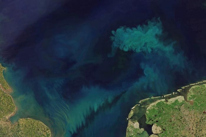 Mudanças climáticas estão alterando cor dos oceanos, alertam cientistas