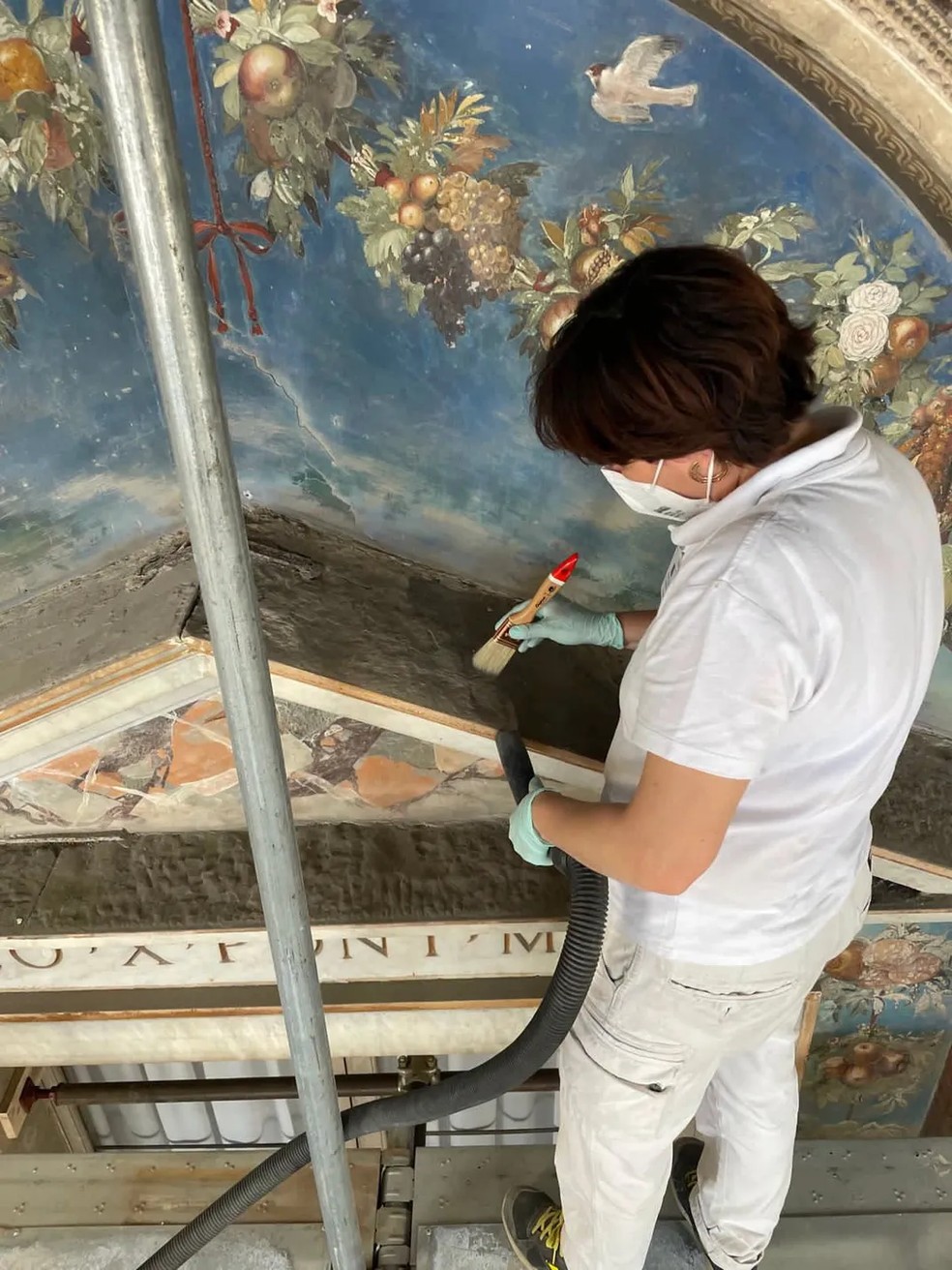 Especialistas farão limpeza a seco com lasers e, caso necessário, vão retocar as partes desgastadas — Foto: Vatican Museums