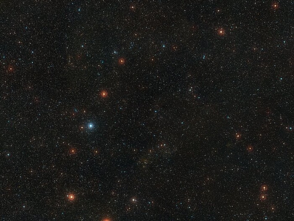 Esta imagem mostra o céu em torno da localização da estrela V960 Mon. Esta imagem foi criada a partir de imagens do Digitized Sky Survey 2 — Foto: ESO/Digitized Sky Survey 2/ Davide De Martin