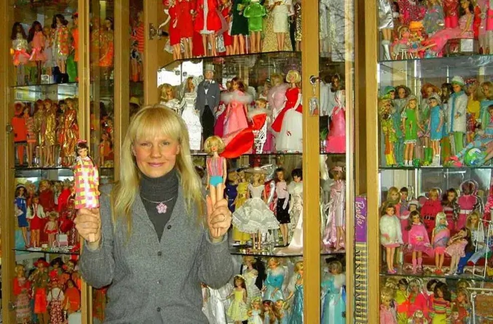 A alemã Bettina Dorfmann e suas Barbies  — Foto: Guinness World Records 