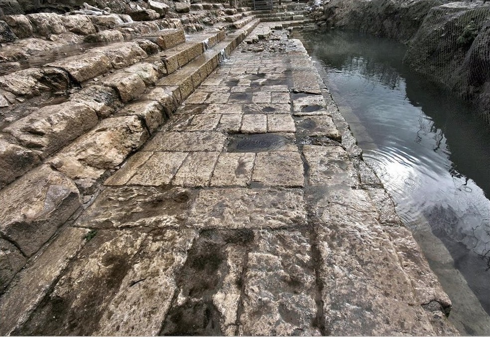 Arqueólogos em Jerusalém descobriram degraus de 2 mil anos por onde Jesus pode ter caminhado e curado um cego — Foto: @HananyaNaftali/Reprodução Twitter