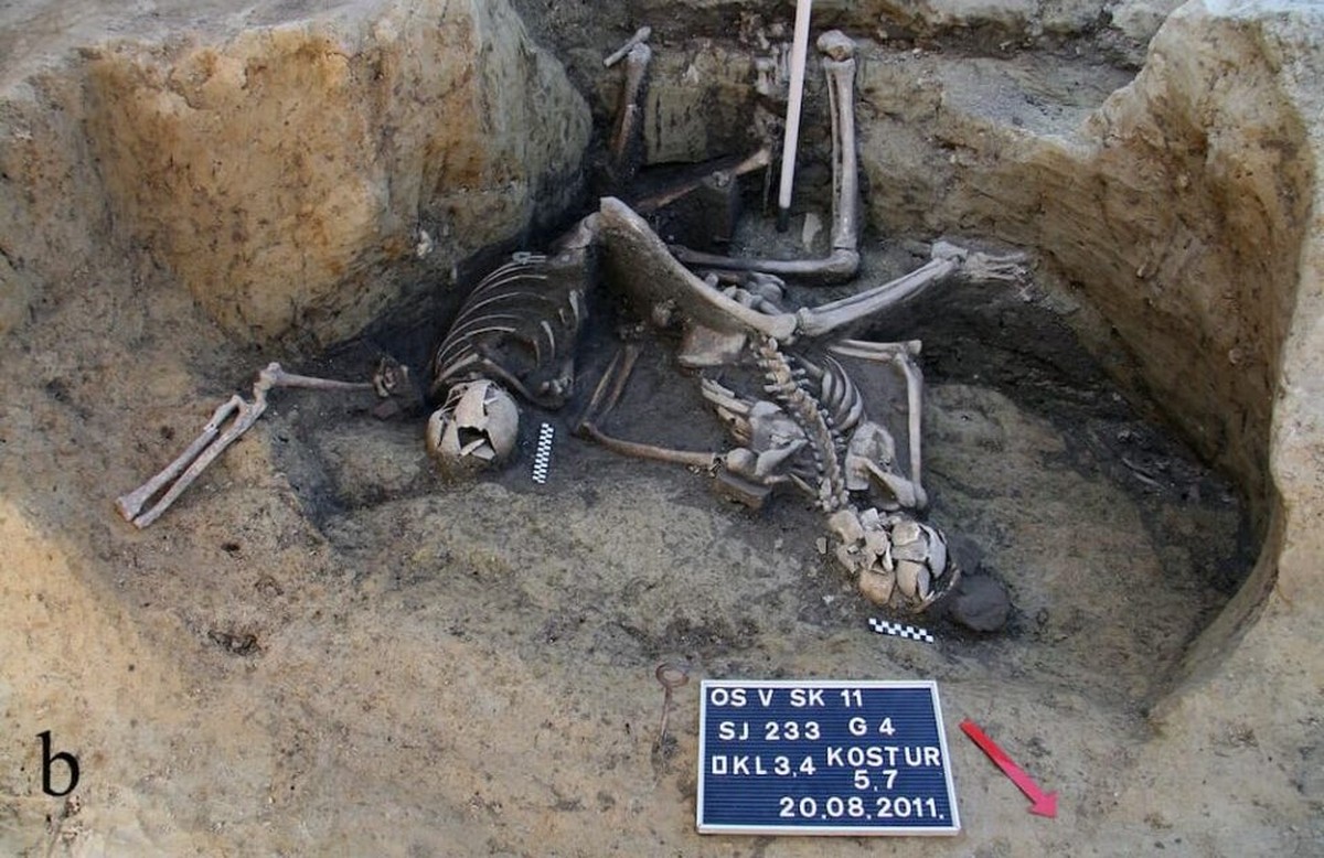 Arqueólogos encontram antigo poço cheio de ossos de soldados romanos; fotos