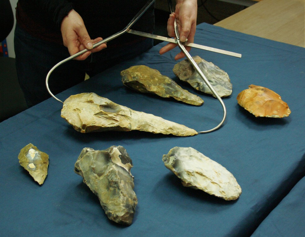 Letty Ingrey, medindo o machado de mão gigante que chegou a 29,5 centímetros de comprimento — Foto: Archaeology South-East/ UCL