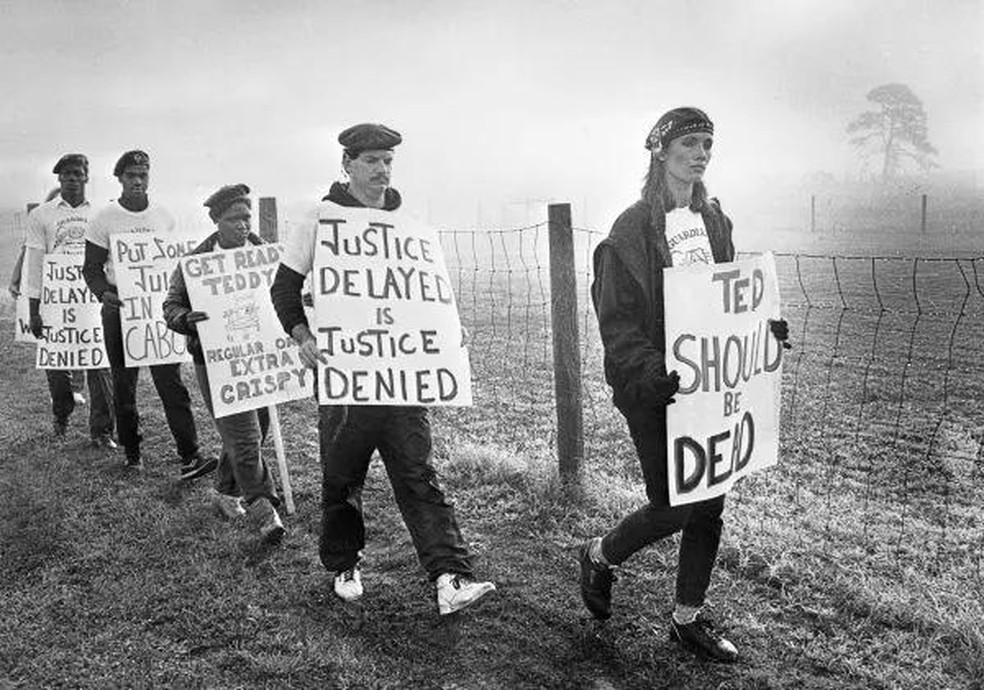 População pede a execução de Bundy, novembro de 1986 (Foto: Arquivos do estado da Flórida) — Foto: Galileu