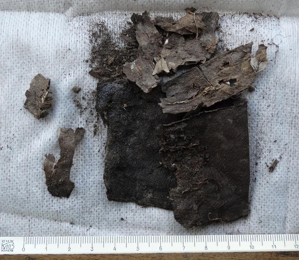 Fragmento de têxteis encontrados em cemitério cristão medieval antes da restauração   — Foto:  Instituto de Arqueologia da Academia Russa de Ciências 