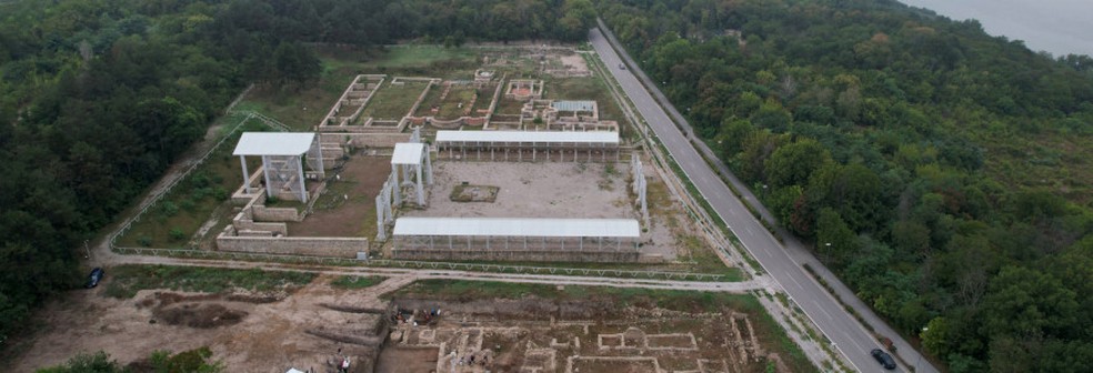Visão aérea do sítio arqueológico na Bulgária — Foto: Krzysztof Narloch