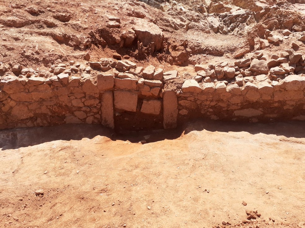 Parte da estrutura do anfiteatro de Ammaia, antiga cidade romana na região do Alentejo, em Portugal, foi revelada em escavação de julho de 2023 — Foto: Museo Nacional de Arte Romano / Facebook